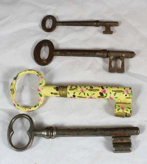Old Keys - Beautiful!! - Bid Now!!!