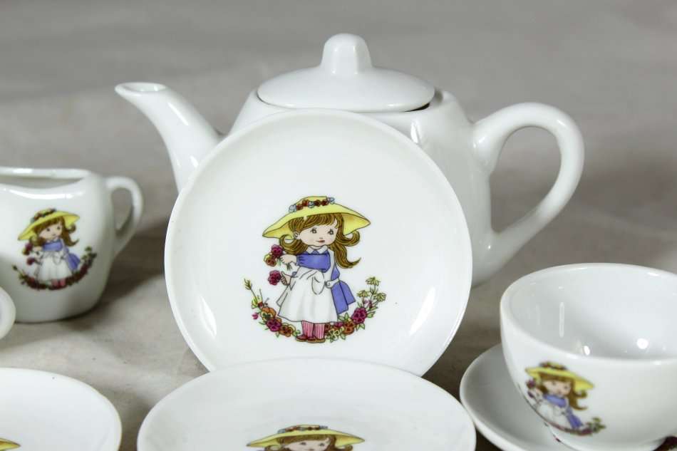 Miniature tea set - Little girl with flowers - Beautiful!! - Bid Now!!!