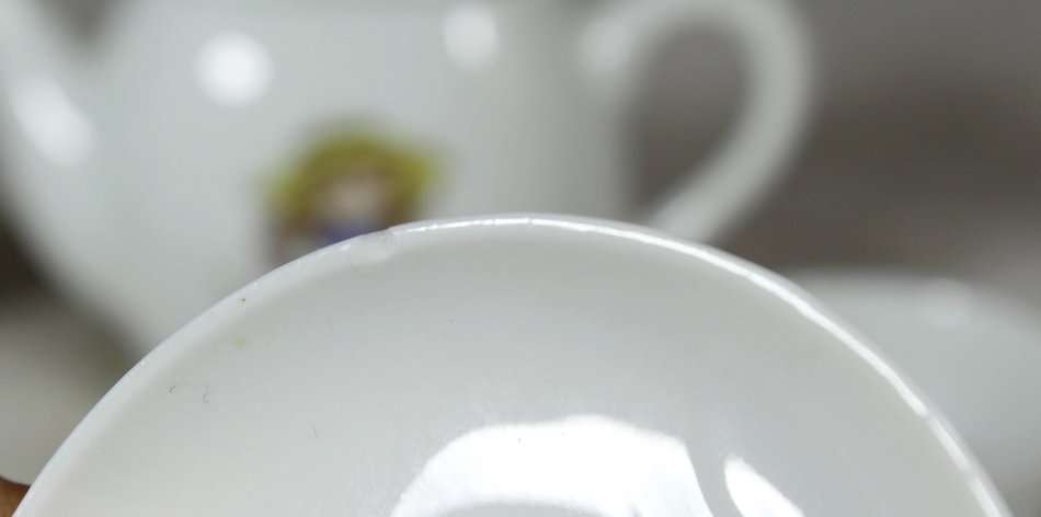 Miniature tea set - Little girl with flowers - Beautiful!! - Bid Now!!!