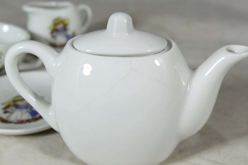 Miniature tea set - Little girl with flowers - Beautiful!! - Bid Now!!!