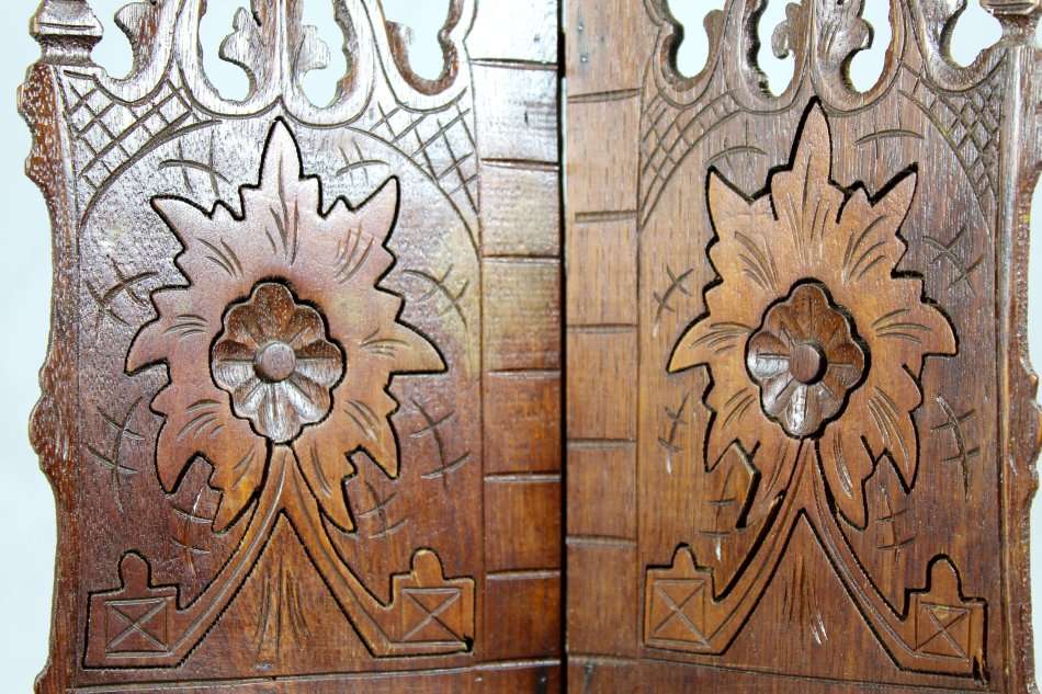 Foldable wooden corner stand - Small proportions - Very ornate - Beautiful! - Bid Now!