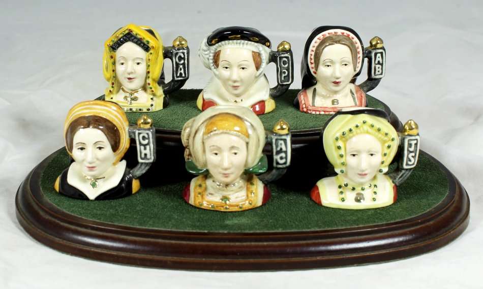 Royal Doulton - Six wives of Henry viii - Miniature character jugs + stand - Stunning!! - Bid Now!!!