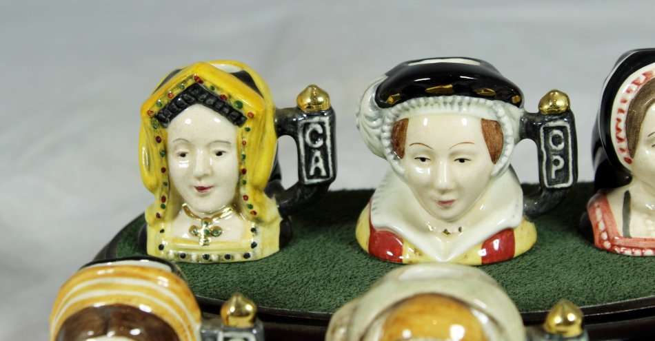 Royal Doulton - Six wives of Henry viii - Miniature character jugs + stand - Stunning!! - Bid Now!!!