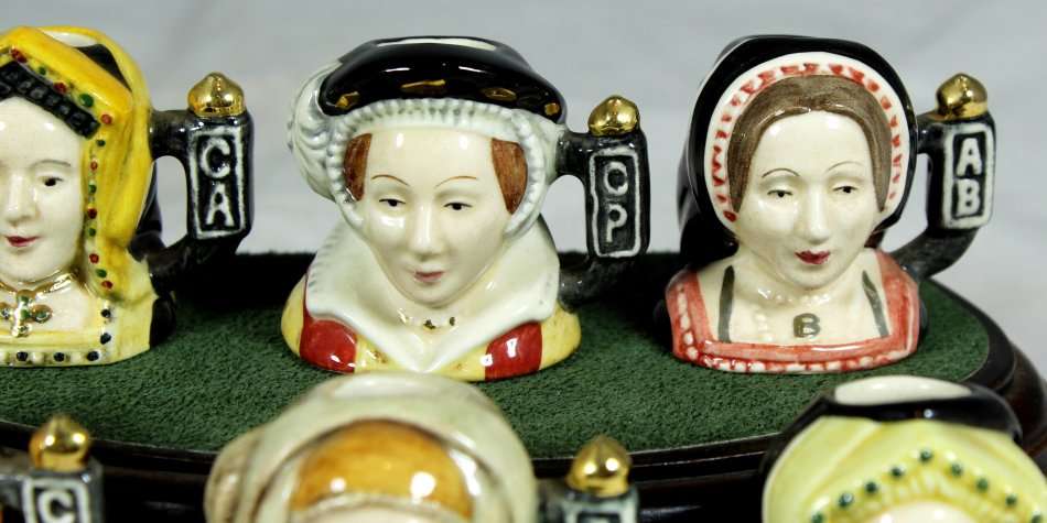 Royal Doulton - Six wives of Henry viii - Miniature character jugs + stand - Stunning!! - Bid Now!!!