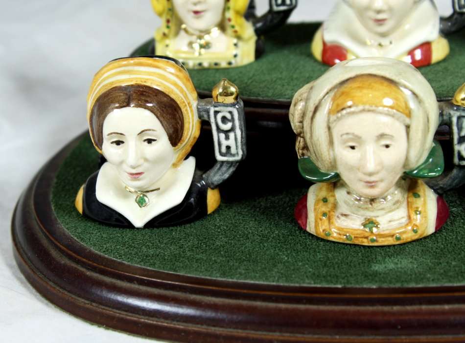 Royal Doulton - Six wives of Henry viii - Miniature character jugs + stand - Stunning!! - Bid Now!!!