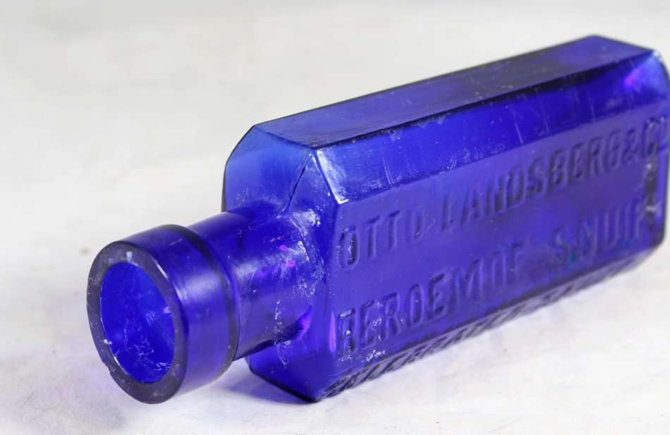 Vintage Otto Landsberg - Blue snuff bottle - A treasure! - Bid Now!