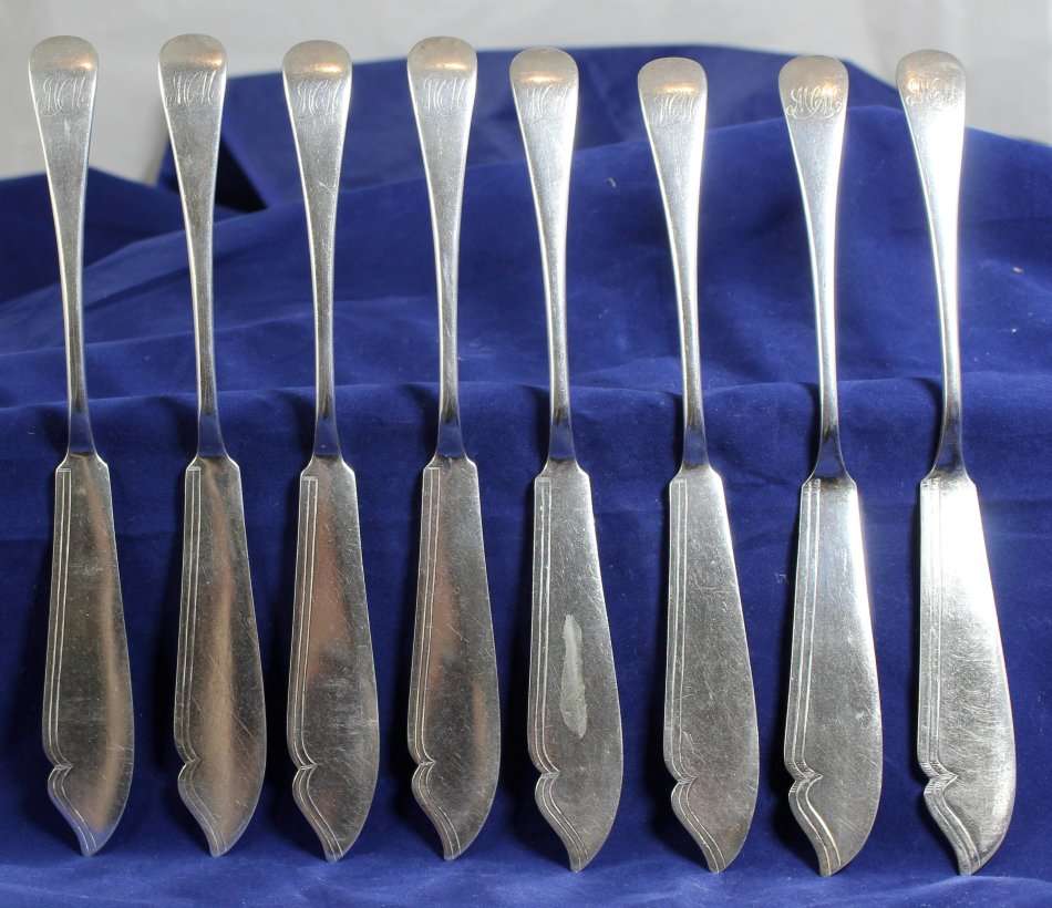 Set of 8 monogrammed EPNS heavy silver plated fish knifes - Beautiful - Bid Now!