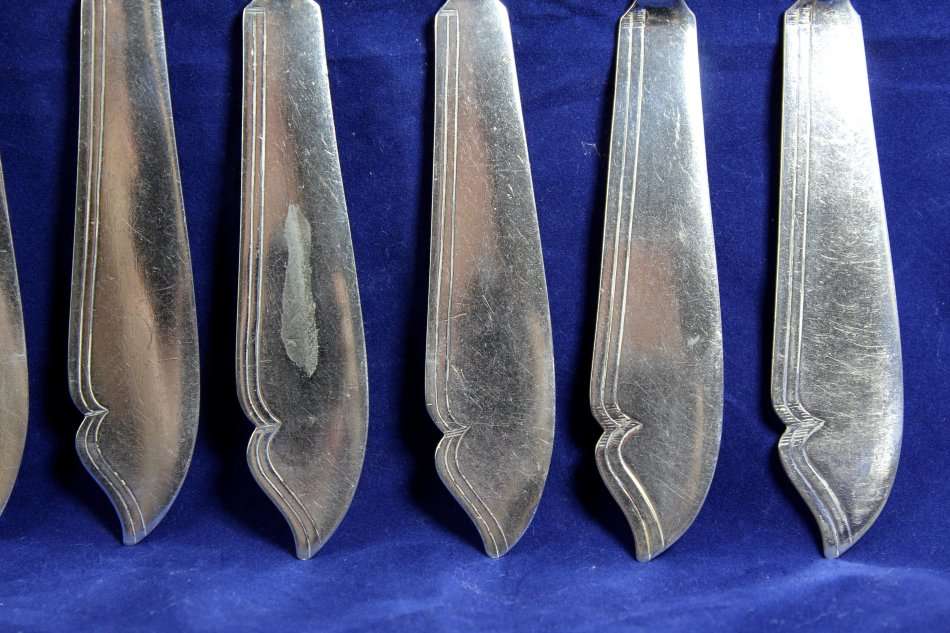 Set of 8 monogrammed EPNS heavy silver plated fish knifes - Beautiful - Bid Now!