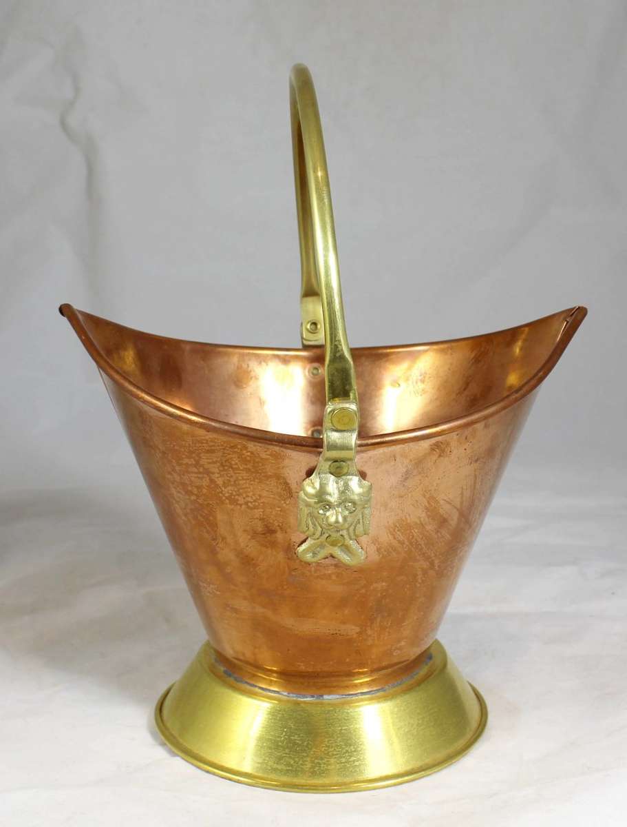 Small copper and brass coal shuttle - A beautiful piece! Low price! Act fast and bid now!