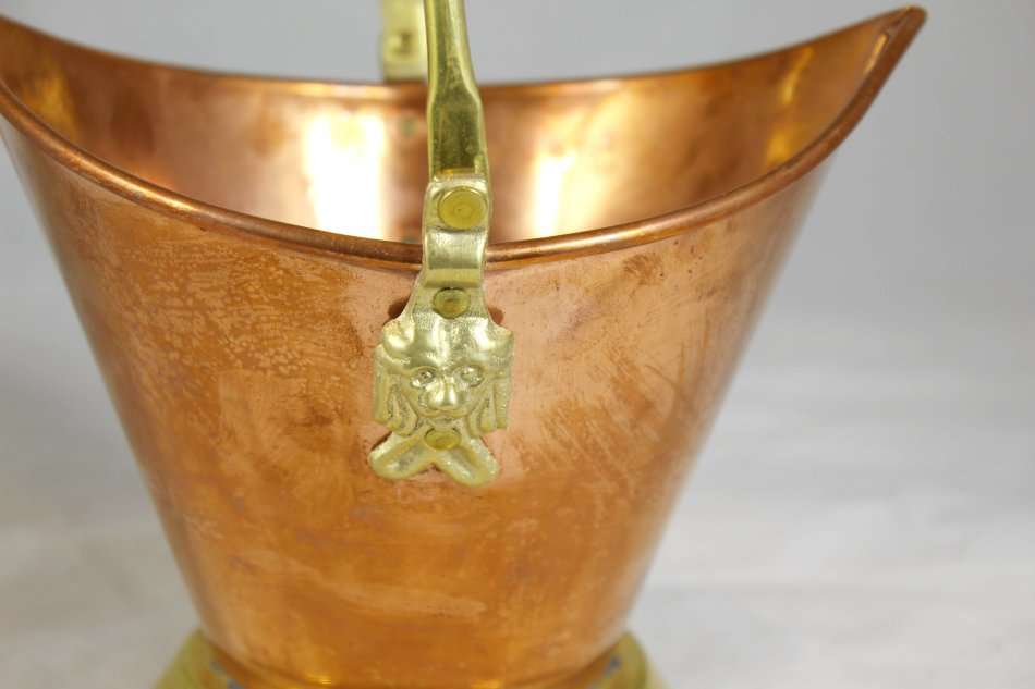 Small copper and brass coal shuttle - A beautiful piece! Low price! Act fast and bid now!