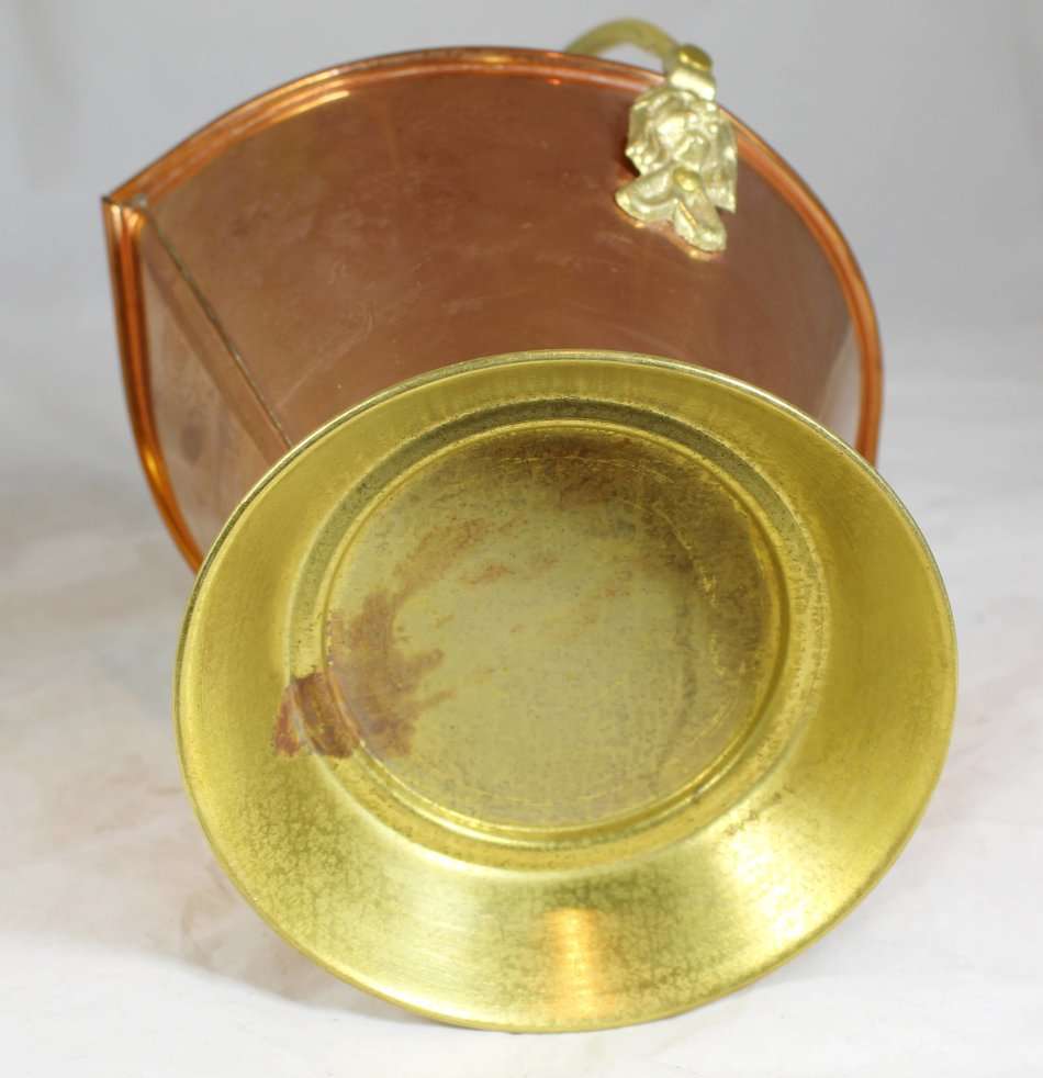 Small copper and brass coal shuttle - A beautiful piece! Low price! Act fast and bid now!