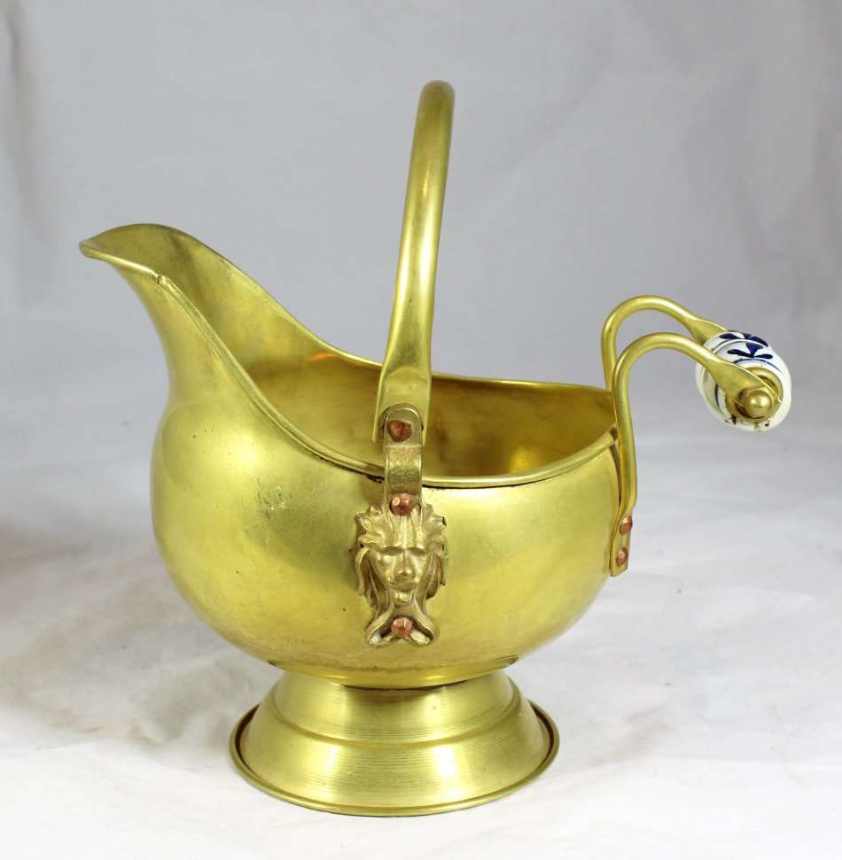 Small brass coal shuttle with porcelain handle - A beautiful piece! Low price! Act fast and bid now!
