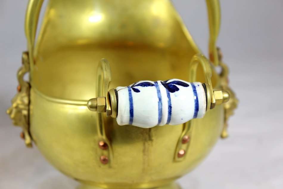 Small brass coal shuttle with porcelain handle - A beautiful piece! Low price! Act fast and bid now!