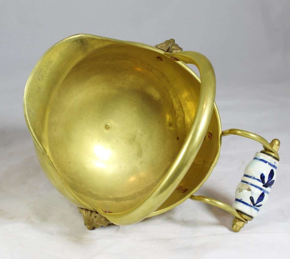 Small brass coal shuttle with porcelain handle - A beautiful piece! Low price! Act fast and bid now!