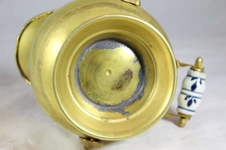 Small brass coal shuttle with porcelain handle - A beautiful piece! Low price! Act fast and bid now!