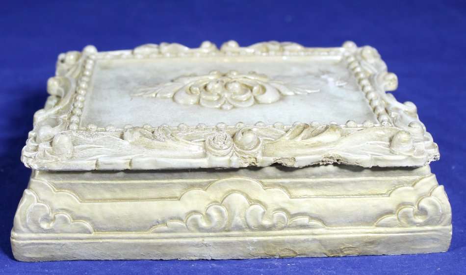 Syroco - USA - Trinket Holder - Velvet Lining - Gorgeous! - Bid Now!!!