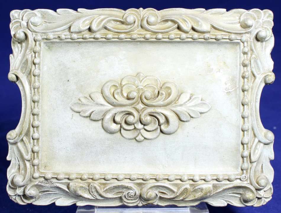 Syroco - USA - Trinket Holder - Velvet Lining - Gorgeous! - Bid Now!!!