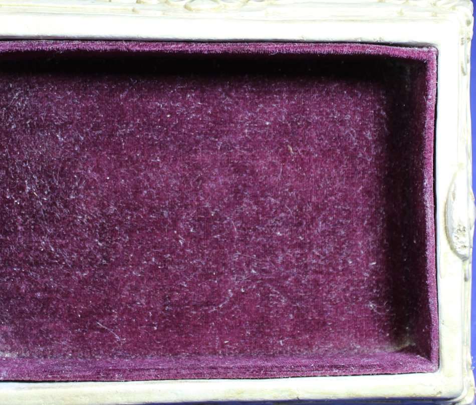 Syroco - USA - Trinket Holder - Velvet Lining - Gorgeous! - Bid Now!!!