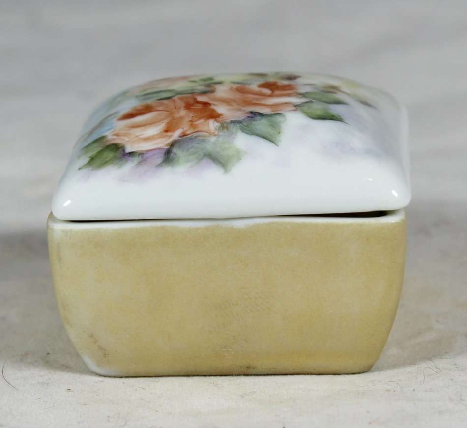 Porcelain - Pill Holder - Gorgeous! - Bid Now!!!