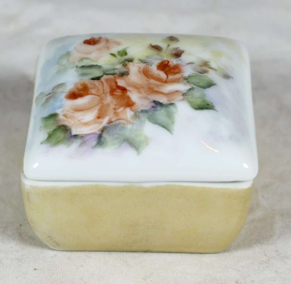 Porcelain - Pill Holder - Gorgeous! - Bid Now!!!