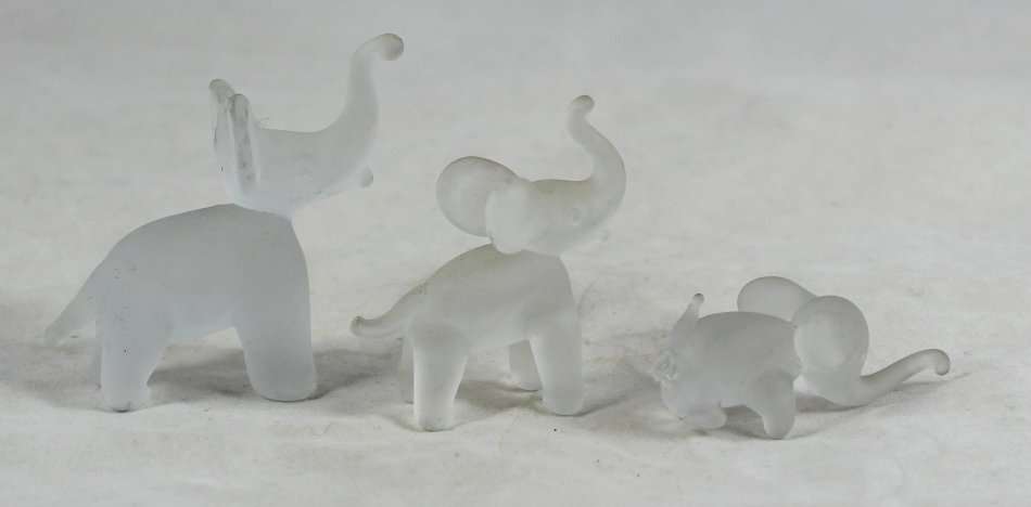 Glass - Family Of Elephants - Beautiful! - Bid Now!!!