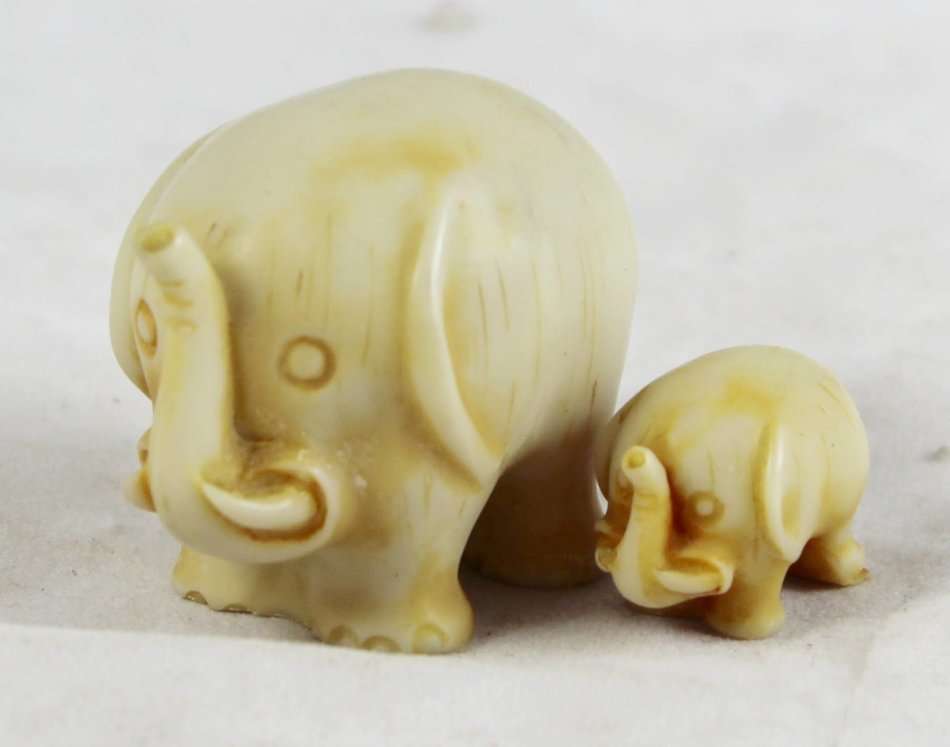 Small Molded - Elephant and Baby - Beautiful! - Bid Now!!!