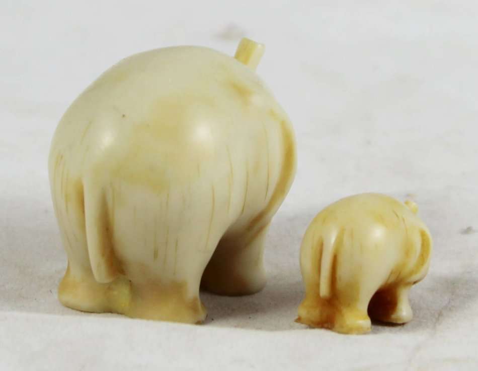 Small Molded - Elephant and Baby - Beautiful! - Bid Now!!!