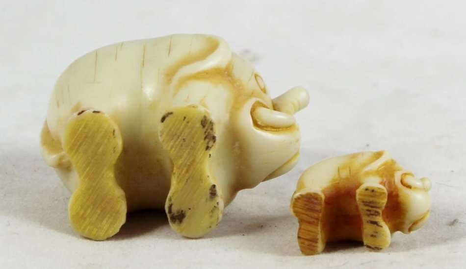 Small Molded - Elephant and Baby - Beautiful! - Bid Now!!!