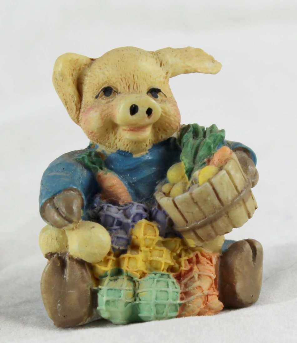 Small Pig with Vegetables - Gorgeous! - Bid Now!!!