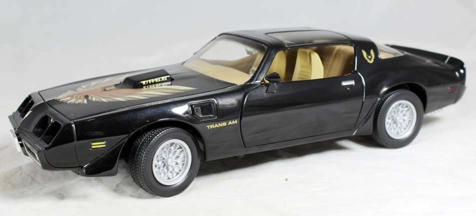 Road Signature - 1979 Pontiac Firebird - 1:18 Scale Model - Bid now!!