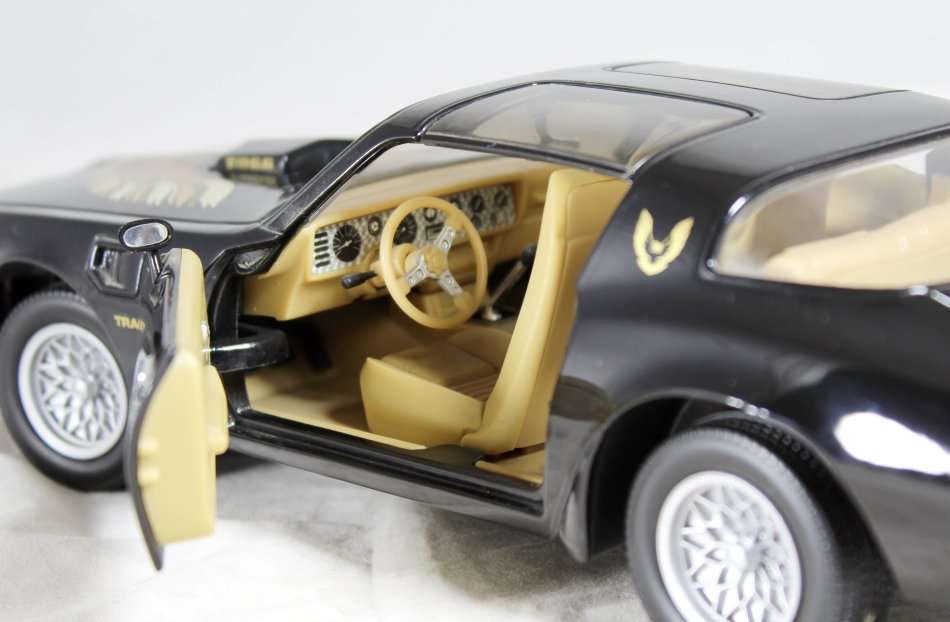 Road Signature - 1979 Pontiac Firebird - 1:18 Scale Model - Bid now!!