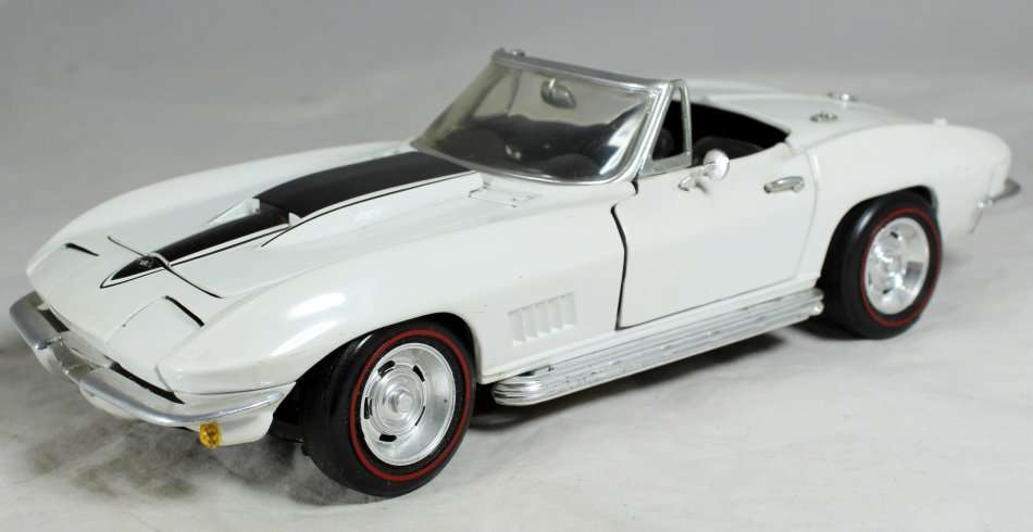 ERTL - 1967 Chevrolet Corvette - 1:18 Scale Model - Bid Now!!