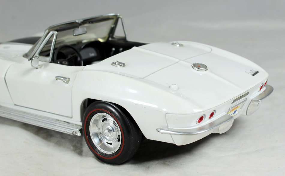 ERTL - 1967 Chevrolet Corvette - 1:18 Scale Model - Bid Now!!