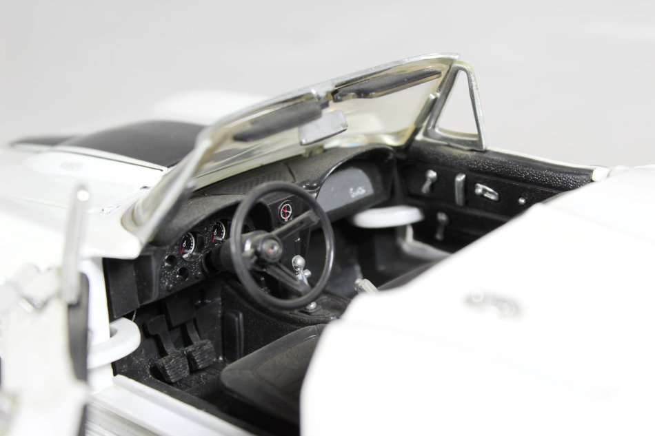 ERTL - 1967 Chevrolet Corvette - 1:18 Scale Model - Bid Now!!