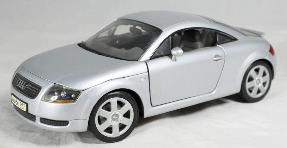 Revell - Audi TT - 1:18 Scale Model - Bid Now!!