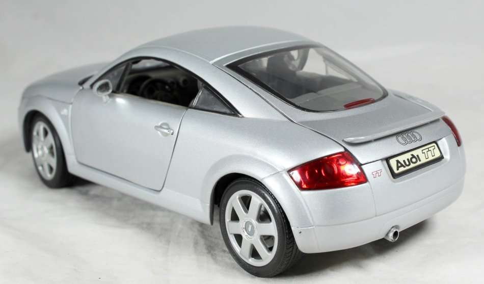 Revell - Audi TT - 1:18 Scale Model - Bid Now!!