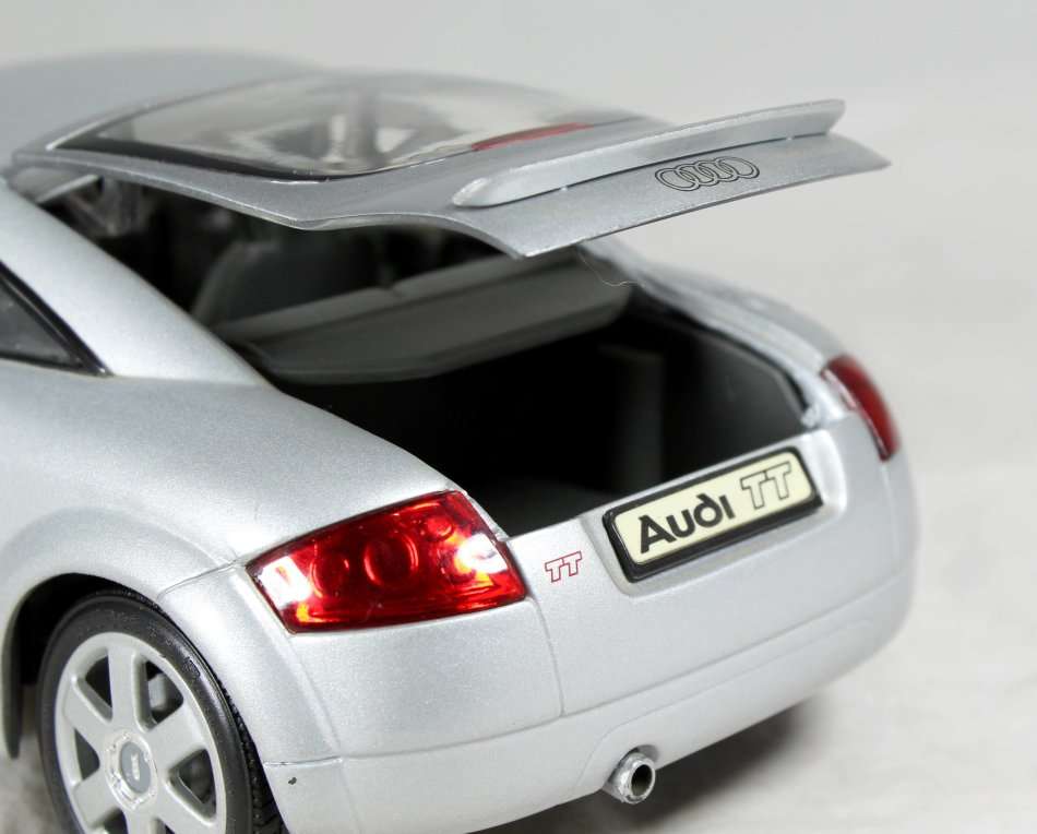 Revell - Audi TT - 1:18 Scale Model - Bid Now!!