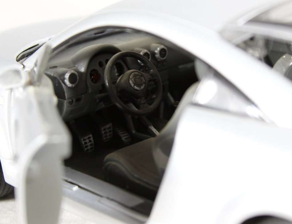 Revell - Audi TT - 1:18 Scale Model - Bid Now!!