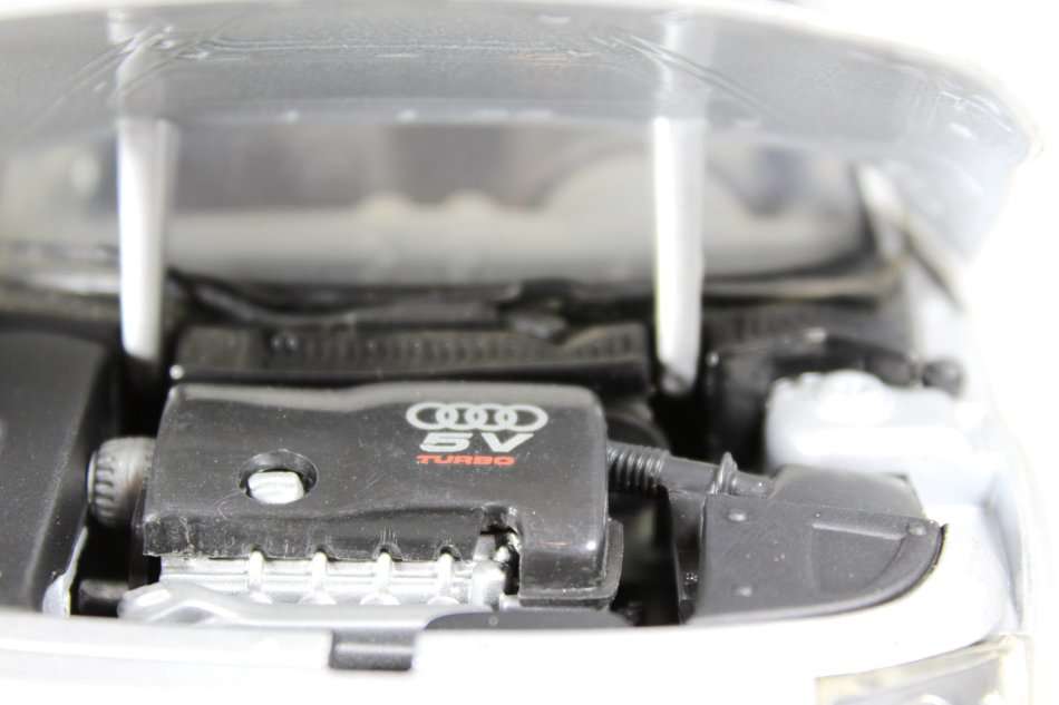 Revell - Audi TT - 1:18 Scale Model - Bid Now!!