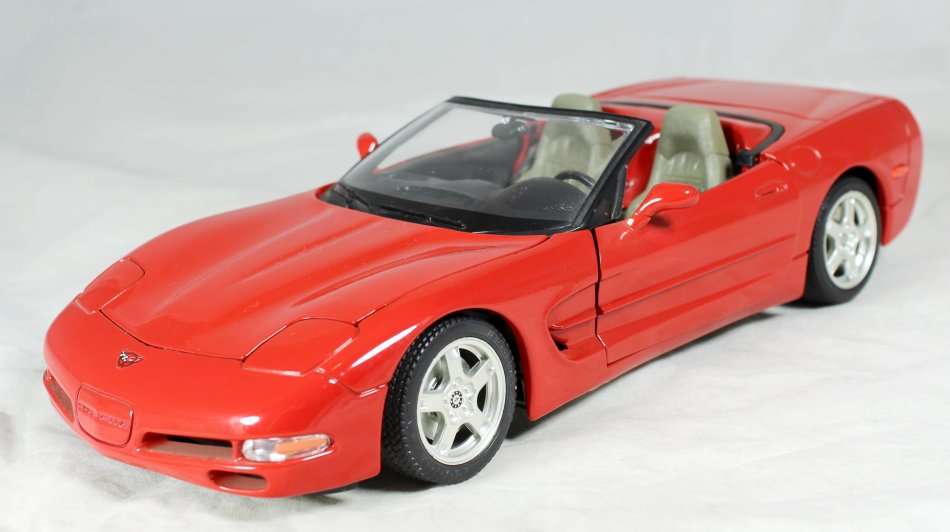 Burago - 1997 Chevrolet Corvette Convertible - 1:18 Scale Model - Bid Now!!