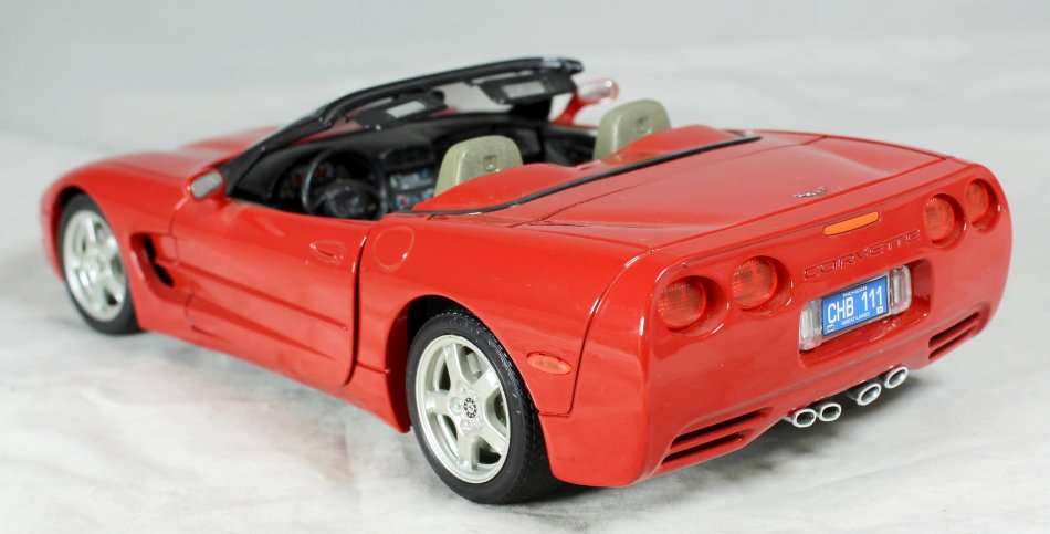 Burago - 1997 Chevrolet Corvette Convertible - 1:18 Scale Model - Bid Now!!
