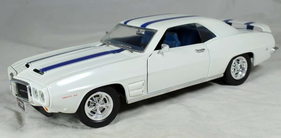 Road Signature - 1969 Pontiac Firebird - 1:18 Scale Model - Bid Now!!