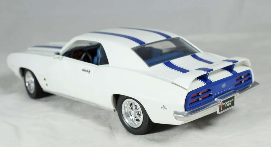 Road Signature - 1969 Pontiac Firebird - 1:18 Scale Model - Bid Now!!