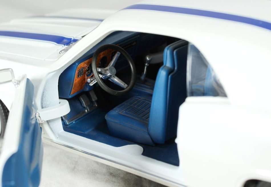 Road Signature - 1969 Pontiac Firebird - 1:18 Scale Model - Bid Now!!