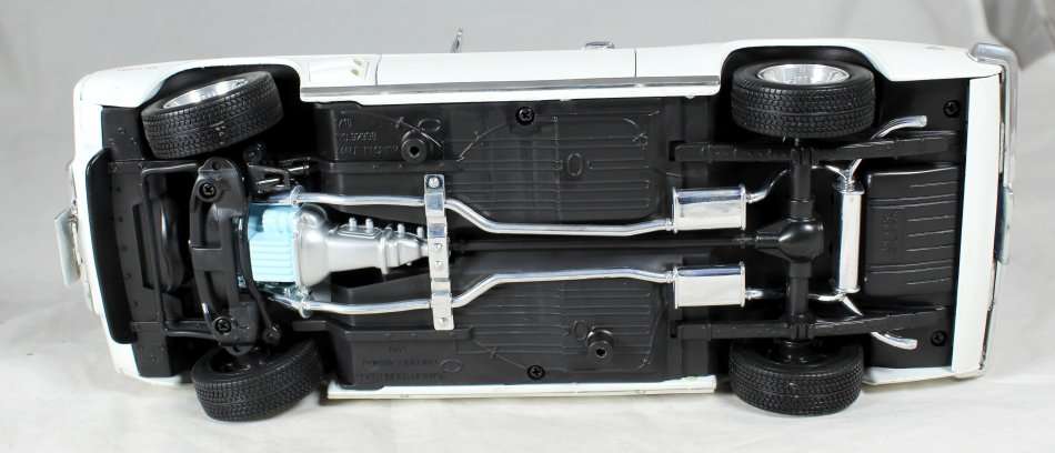 Road Signature - 1969 Pontiac Firebird - 1:18 Scale Model - Bid Now!!