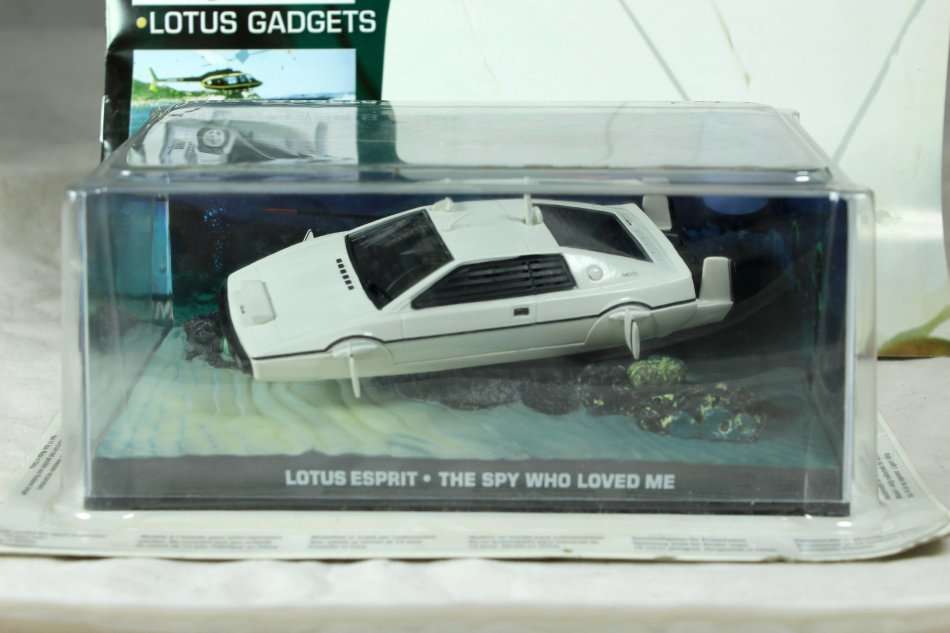 James Bond Diecast - Lotus Esprit - The spy who loved me - New with booklet! - Bid now