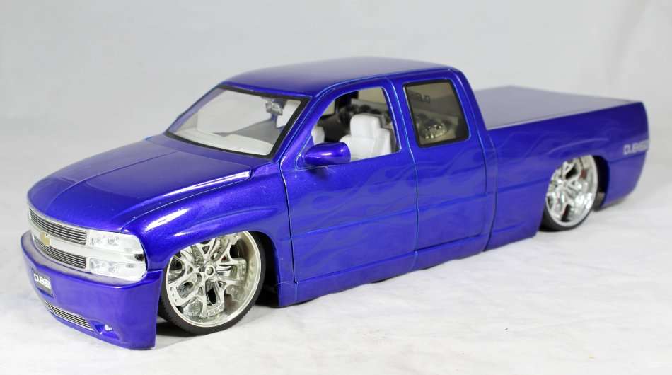 Jada - 2002 Chevrolet Silverado - Dub City - 1:18 Scale Model - Bid Now!!