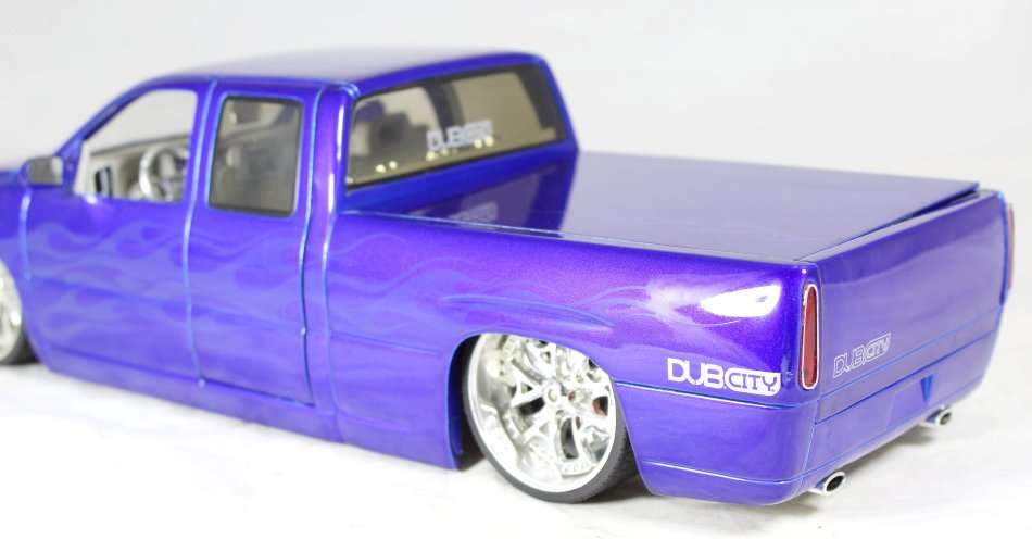 Jada - 2002 Chevrolet Silverado - Dub City - 1:18 Scale Model - Bid Now!!