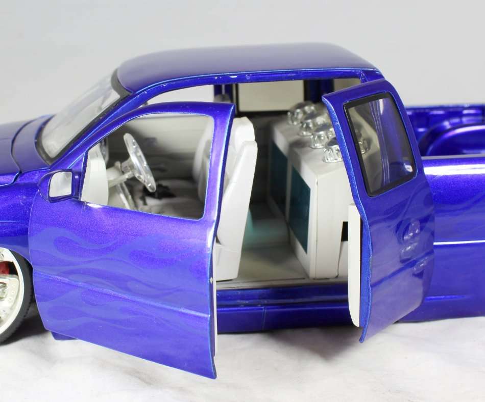 Jada - 2002 Chevrolet Silverado - Dub City - 1:18 Scale Model - Bid Now!!