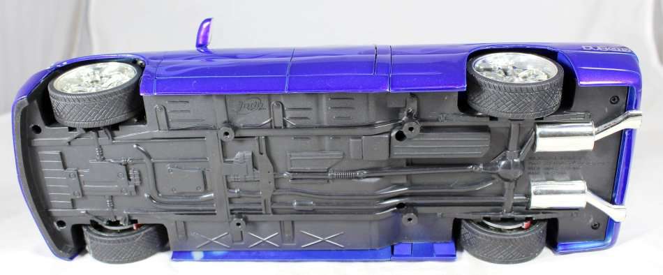 Jada - 2002 Chevrolet Silverado - Dub City - 1:18 Scale Model - Bid Now!!